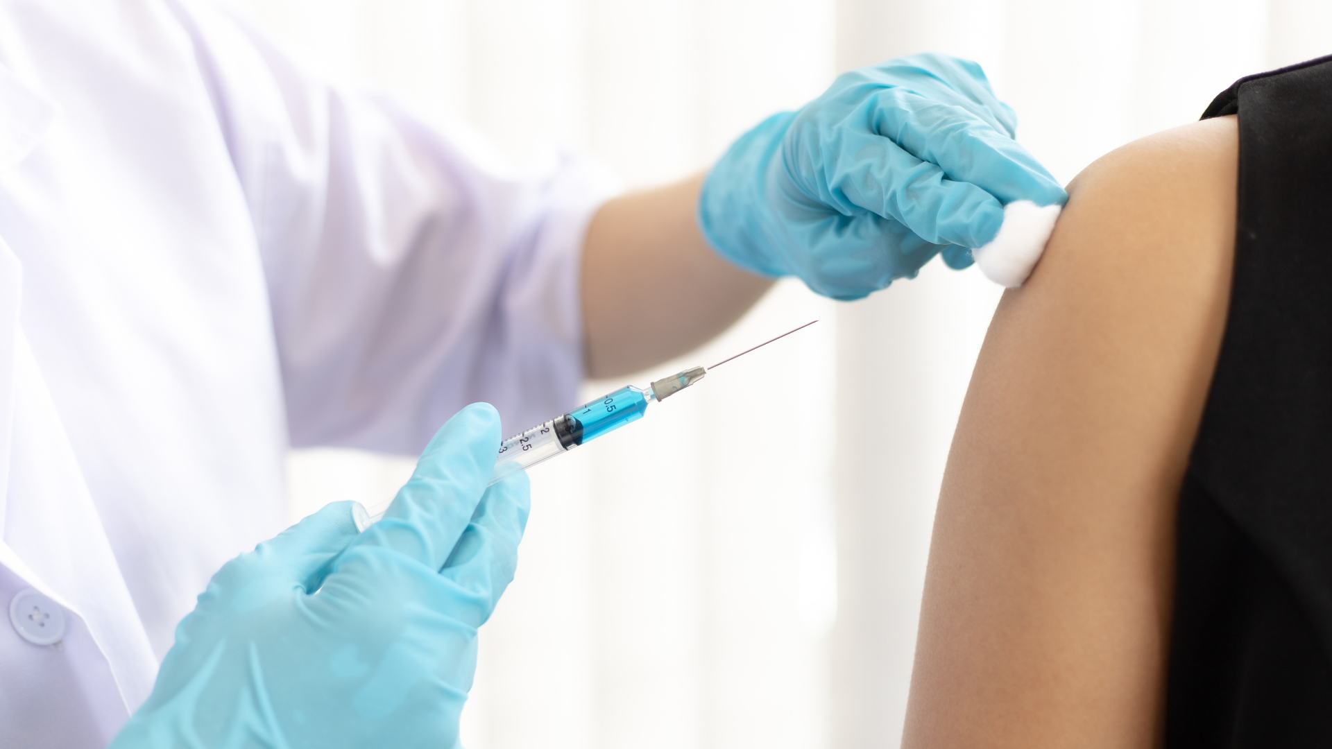 Licenziato per aver comunicato eventi avversi legati al “vaccino” COVID 19