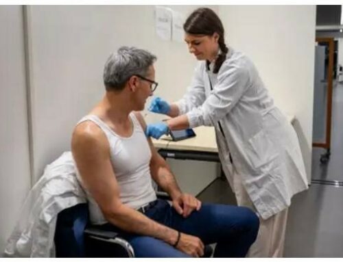 Südtiroler Landeshauptmann und Südtiroler Gesundheitslandesrat in Unterhemd auf Werbetour für durch Geimpfte in die Umwelt übertragbaren gentechnischen Grippeimpfstoff