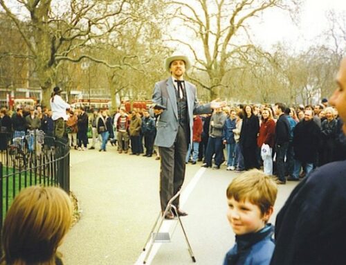 La libertà di espressione in Occidente, specialmente in Europa, è sottoposta a forti pressioni: persino il Papa esprime preoccupazione. Mozione presentata nel Consiglio della Provincia Autonoma di Bolzano allo scopo di ottenere una chiara dichiarazione dei rappresentanti eletti dai cittadini a favore della libertà di espressione e quindi della democrazia e della tutela dei diritti umani.