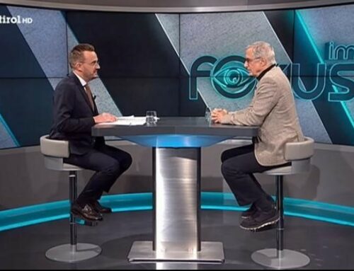 Bernd Gänsbacher – in den sog. Pandemiejahren in den deutschsprachigen Südtiroler Medien als sog. „Experte“ allgegenwärtig, auf den sich auch die Landespolitik berief – weicht der gemeinsamen Anhörung mit anderen Experten im Rahmen des Corona-Untersuchungsausschusses im Südtiroler Landtag aus. Echte Wissenschaft scheut keine Fragen und Gegenüberstellungen. RAI Südtirol hat gestern diesem vermeintlichen Experten wieder einmal eine exklusive Sendezeit gewährt, in der er unwidersprochen seine Desinformation der Südtiroler fortsetzen konnte. Das entspricht nicht dem Auftrag einer öffentlich-rechtlichen Rundfunkanstalt! Eine weitestgehende Debatte und Bestandsaufnahme über die inakzeptable Haltung der sog. „Leitmedien“ in der Berichterstattung zu den Covid-Maßnahmen unausweichlich