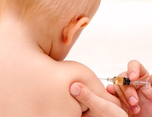 Verletzung grundlegender arzneimittelrechtlicher Bestimmungen durch die in Italien geltende Kinderimpfpflicht nun Gegenstand von Prozessen nationaler und EU-weiter Tragweite vor dem Verwaltungsgerichtshof in Rom.  In Anbetracht der nationalen Tragweite des Prozessgegenstandes verfügt der Staatsrat (Rom) auf Antrag Südtiroler Eltern die Zuständigkeit des Verwaltungsgerichts von Rom (Latium) für die vor dem Verwaltungsgericht Bozen begonnenen Prozesse.  In Italien geltende Kinderimpfpflicht (10 Pflichtimpfungen) hätte seit 2017 mindestens dreimal einer vom Gesetz vorgesehenen Revision unterzogen werden müssen.  Auch die Regierung Meloni mit ihrem Gesundheitsminister Orazio Schillaci ist dieser und anderen aus dem vorrangig geltenden Arzneimittelrecht hervorgehenden Verpflichtungen nicht nachgekommen