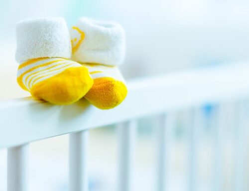 Im Corona-Untersuchungsausschuss des Südtiroler Landtages angehörte Top-Experten beweisen anhand offizieller statistischer Daten  die Unbegründetheit der Corona-Maßnahmen  und  die Notwendigkeit der sofortigen Aussetzung der Anwendung der experimentellen sog. Covid-19-„Impfstoffe“.   Die Erkenntnisse aus den Anhörungen haben bis dato klar ergeben, dass es unumgänglich ist, einem möglichen Zusammenhang zwischen dem seit 2021 drastischen Geburtenrückgang und der sog. Covid-19-„Impfung“ nachzugehen. Südtiroler Volkspartei und Grüne zeigen kein Interesse daran. Pfizer und Moderna pausieren in den USA ihre klinische Studie zum neuen modRNA-Covid-„Impfstoff“ da sie nicht die neuen verschärften Anforderungen der FDA erfüllen können